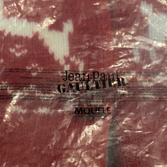 Jean Paul Gaultier Red Knit Mittens and Scarf Set new comes in packaging no tags - Picture 3 of 8